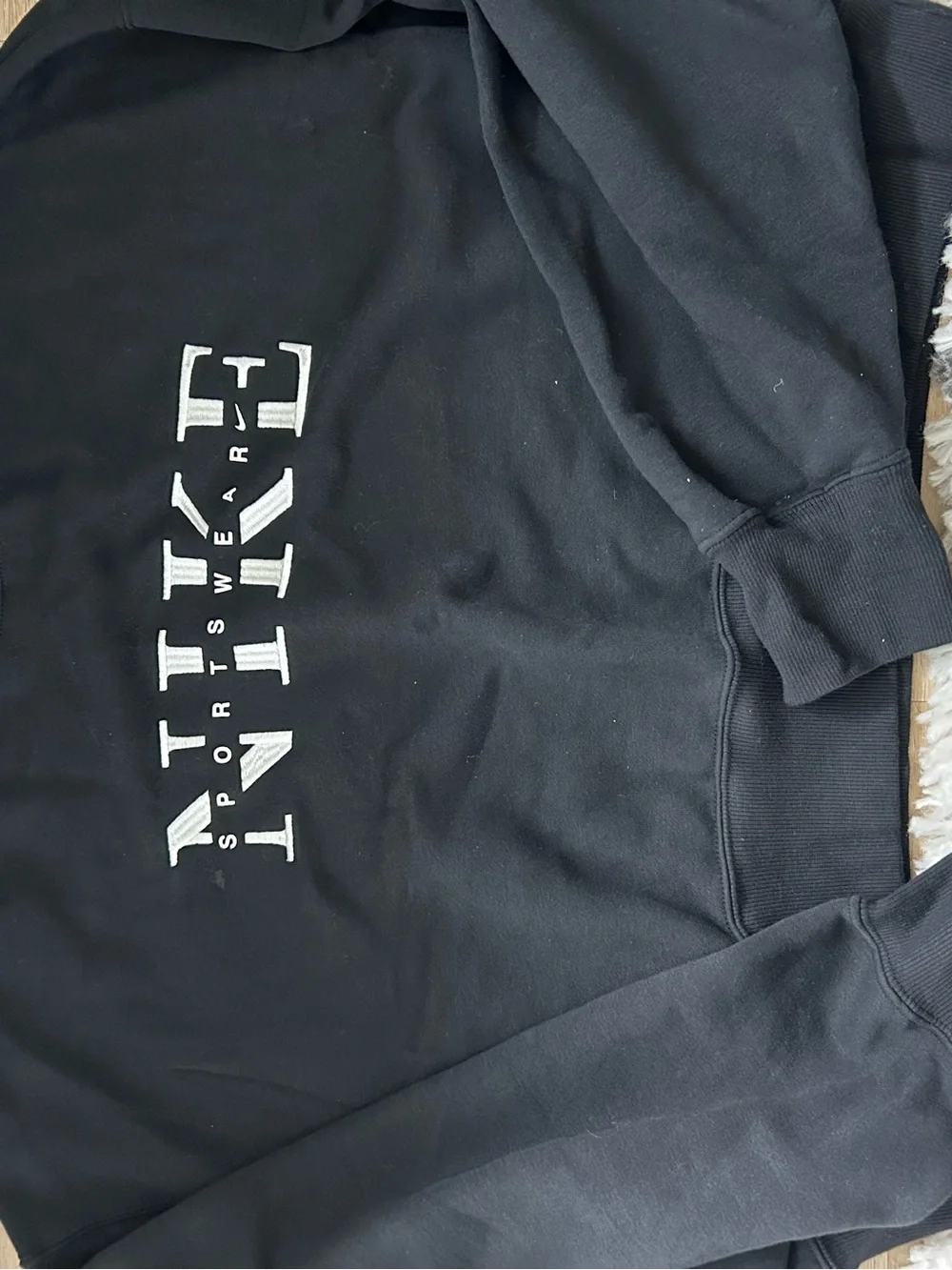 Women’s Nike black crop sweatshirt